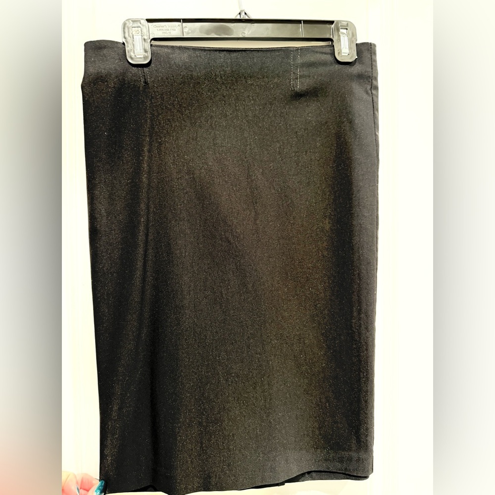 Women’s size Small, stretch black pencil skirt. Zip up back 🖤 Slit in back.🖤